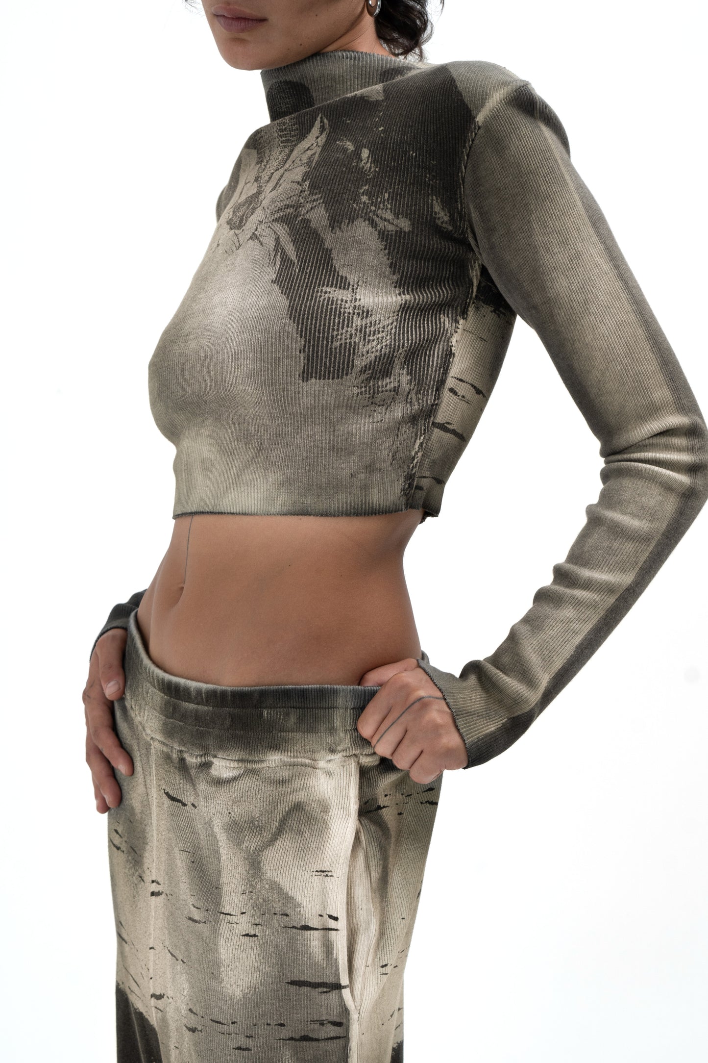 Long-Sleeve Crop Top with VEILED ANGEL Print
