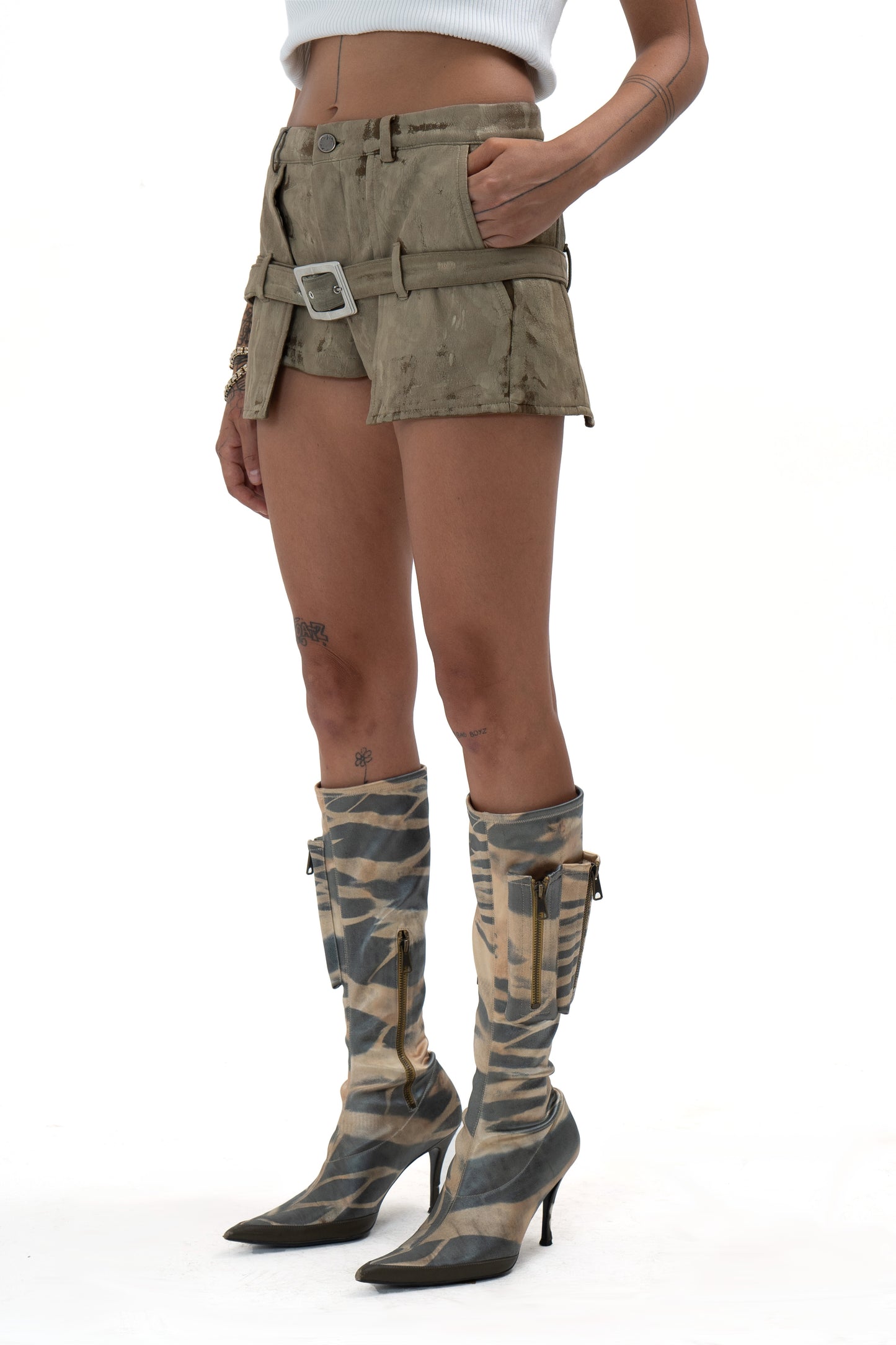 Shorts with belt CRACKED effect