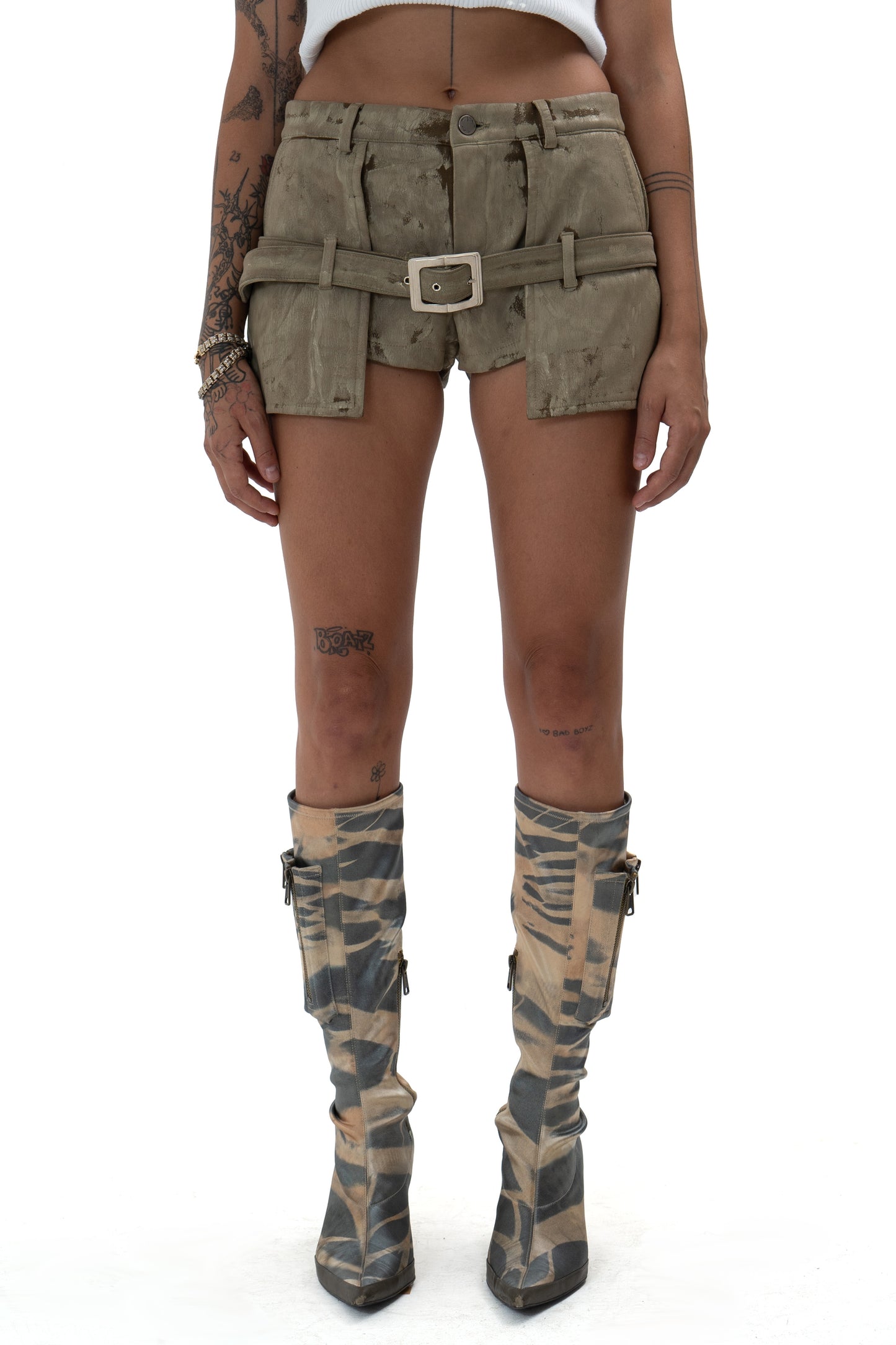 Shorts with belt CRACKED effect